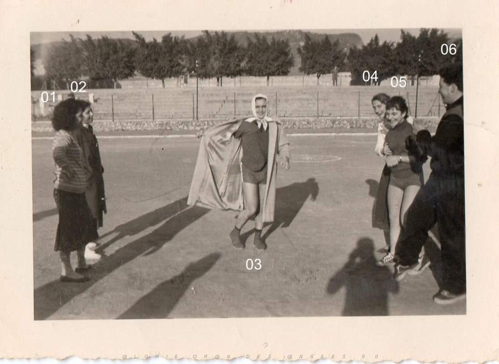 ECOLE WANNEBROUCQ 1958 STADE MAGENTA.jpg